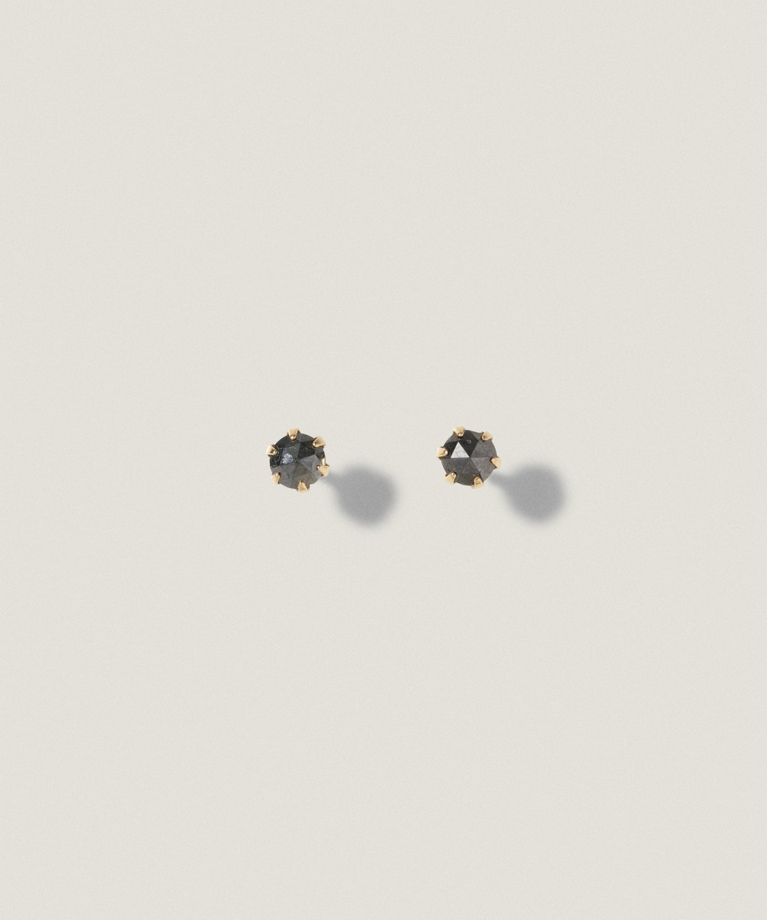 【オンラインストア限定】K18 0.3ct ブラック ダイヤモンド ピアス